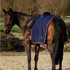 Weatherbeeta Essential Fleece Lined Quarter Sheet (Navy/Burgundy) Weatherbeeta Essential Fleece Lined Quarter Sheet (Navy/Burgundy)